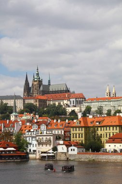 Prag görünümünü Strana'da Vltava Nehri üzerinde