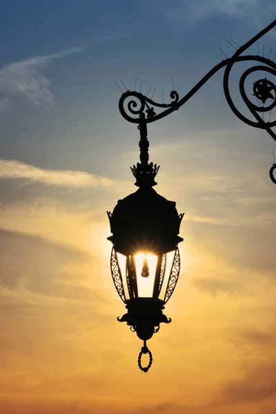 Антикварний вуличний ліхтар над небом заходу сонця — стокове фото