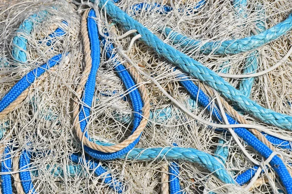 Cerca de red de peces de mar con flotadores de colores — Foto de Stock