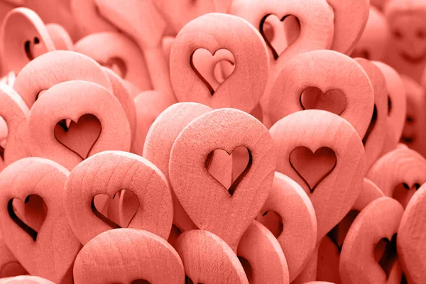 Розовые тонированные деревянные кухонные ложки в форме сердца — стоковое фото