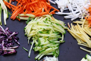 Çeşitli kesme tahtası pişirme sebze dilimlenmiş