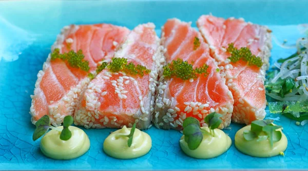 Porzione di sashimi di salmone crudo fresco su piatto blu — Foto Stock