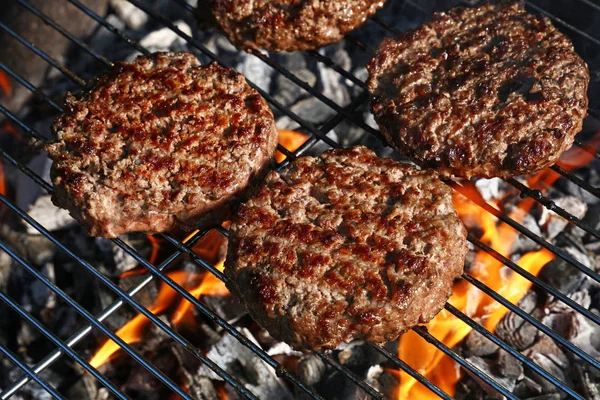 Hovězí Burger na hamburger na plameni grilu — Stock fotografie