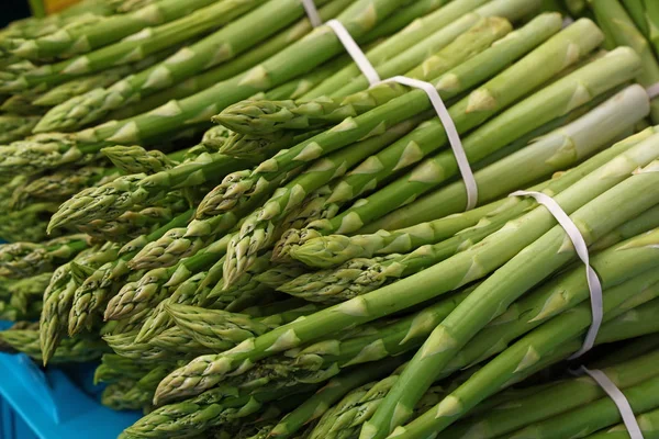 Heap of fresh green asparagus shoots close up — Stock Photo, Image