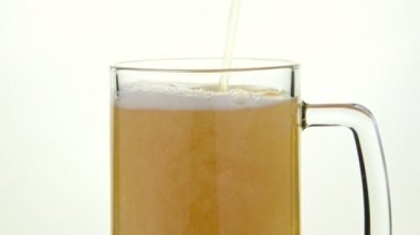 Bardaktaki biraları beyazın üzerine dök.