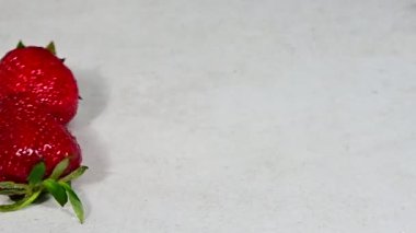 Taze kırmızı yıkanmış çilek yığınına düşüyor