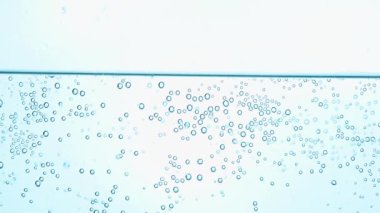 Camda köpüklü su dökme kapatın