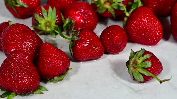 Φρέσκια κόκκινη πλυμένο φράουλα πέφτει στο σωρού — Αρχείο Βίντεο