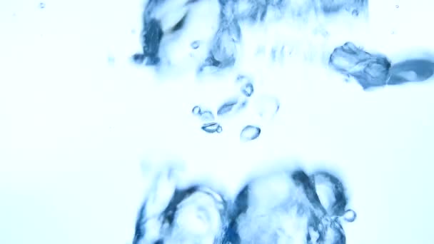Close-up luchtbellen onderwater in blauw licht — Stockvideo