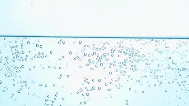 Close up gieten bruisend water in glas — Stockvideo