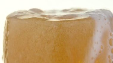 Bardaktaki biraları beyazın üzerine dök.