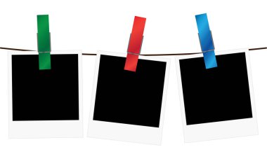 Bir halat üzerinde asılı üç boş Polaroid çerçeveler