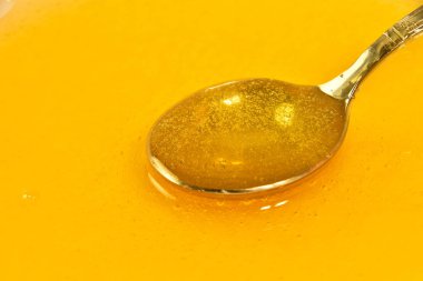 Bal kasesine metal kaşık koy.