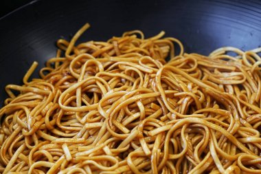 Tavada Asya usulü kızarmış erişteyi yakın.