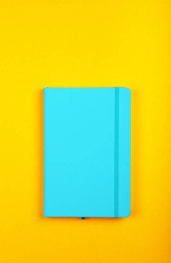 Sarı üzerine mavi deri kapaklı dizüstü bilgisayar