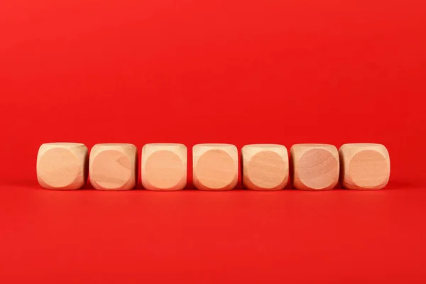 Placas de cubo de madeira em branco sobre fundo vermelho — Fotografia de Stock