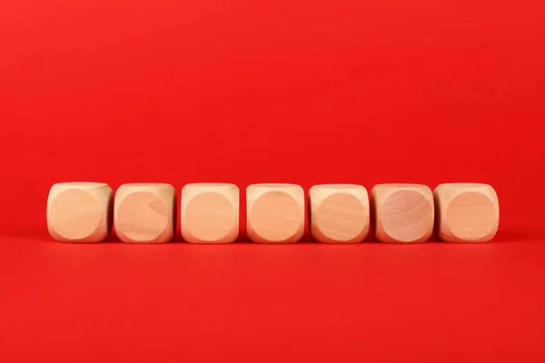 Signos de cubo de madera en blanco sobre fondo rojo — Foto de Stock