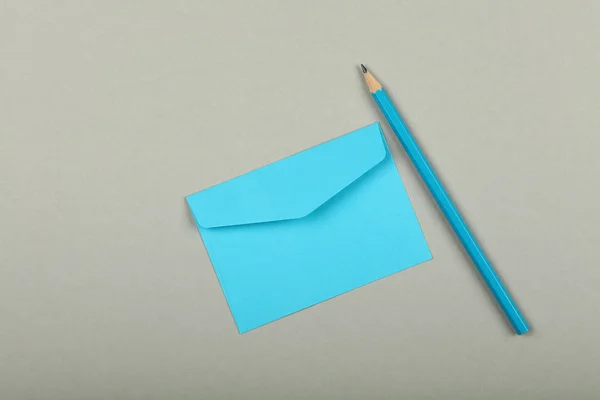 Envelope de papel azul fechado sobre cinza — Fotografia de Stock