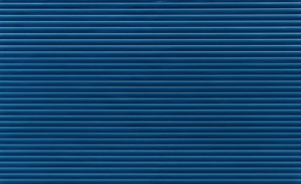 Индигово-голубые горизонтальные жалюзи — стоковое фото