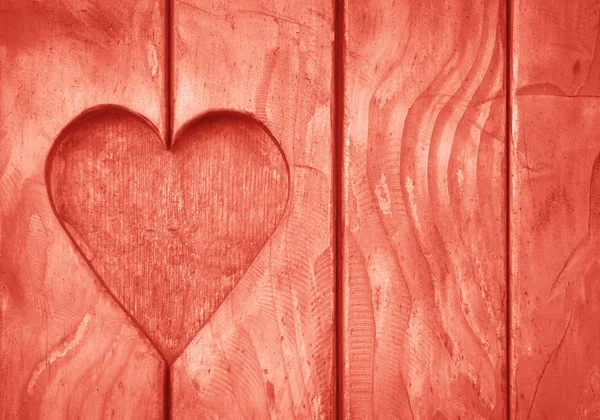 Una forma de corazón tallada en madera vintage de cerca — Foto de Stock