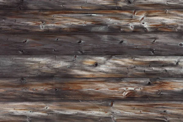Rustieke houten muur met horizontale planken en openingen — Stockfoto