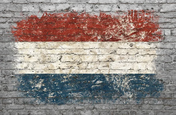 挂在砖墙上的荷兰国旗 — 图库照片