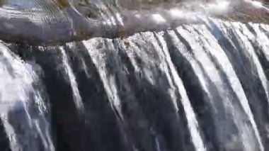 Gündüz düşük açı ön görünümde küçük bir yarık ile dere suyu deresi kapatın