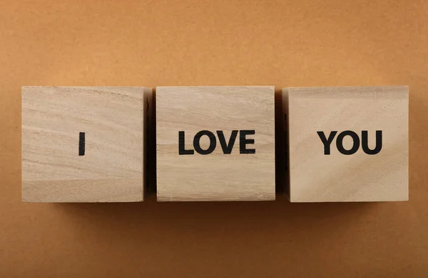 Cubos de madera con I LOVE YOU palabras sobre rojo — Foto de Stock