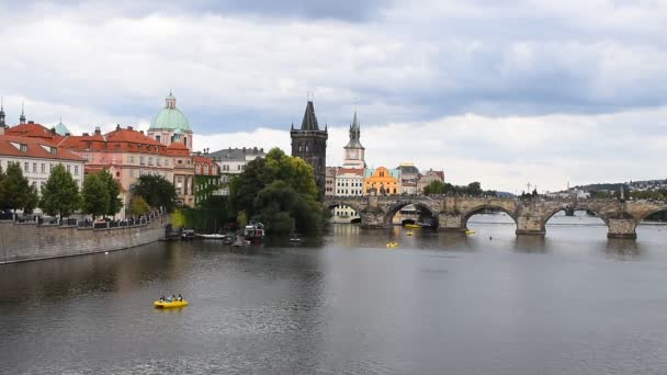 Άποψη της παλιάς πόλης της Πράγας και τη γέφυρα του Καρόλου — Αρχείο Βίντεο