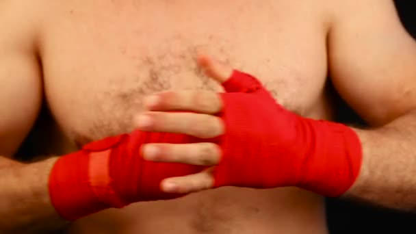 Fermer boxer homme serre les poignets avec enveloppe rouge — Video