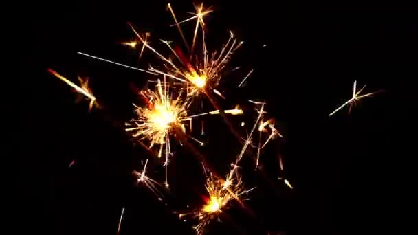 Fermer plusieurs feux d'artifice scintillants sur noir — Video