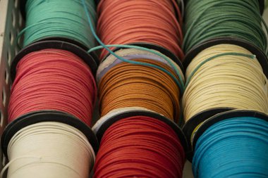 Perakende ekranda renkli deri kapaklı dizüstü bilgisayarlar