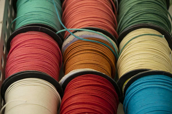 Perakende ekranda renkli deri kapaklı dizüstü bilgisayarlar