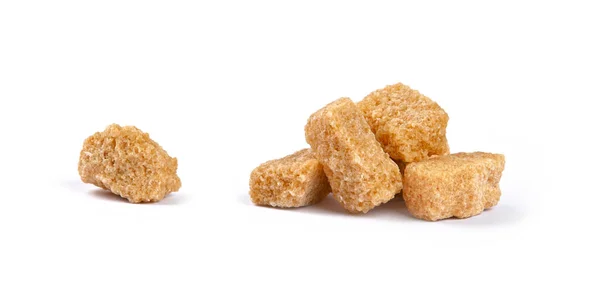 Nahaufnahme brauner Zuckerwürfel isoliert auf weißem Papier — Stockfoto