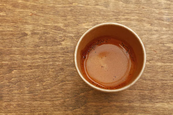 Brown Paper Cup espresso kaffe på träbord — Stockfoto