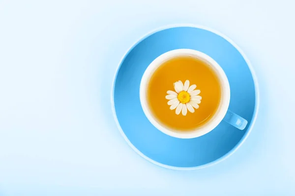 Синяя чашка травяного чая с ромашкой — стоковое фото