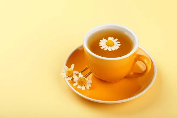 Sárga csésze gyógynövény tea Kamilla — Stock Fotó