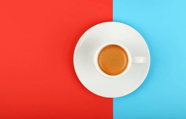 Полный белый кофе эспрессо чашка на красный и синий — стоковое фото