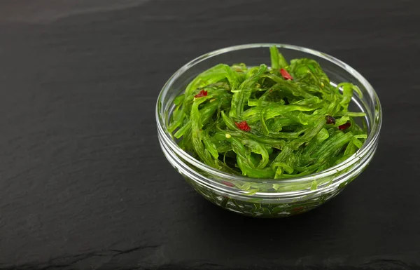Stäng upp del av gröna wakame seaweed sallad — Stockfoto