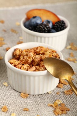 Yoğurtlu müsli granola kahvaltısı.