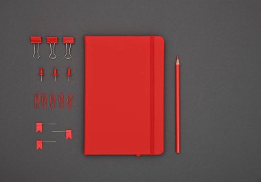 Düzgün organize kırmızı kırtasiye düz gri yatıyordu