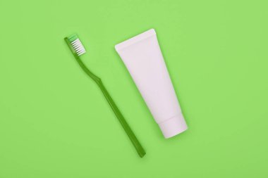 Beyaz diş macunu ve plastik diş fırçası yeşil