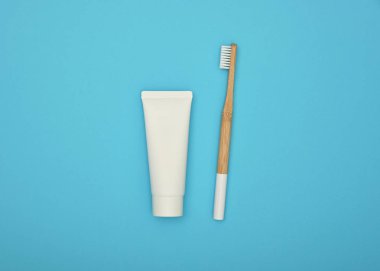 Beyaz diş macunu ve bambu diş fırçası mavi