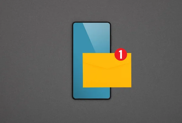 Smartphone negro con nuevo mensaje sobre gris — Foto de Stock