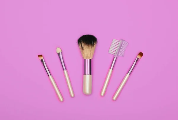 Set van verschillende make-up borstels over roze — Stockfoto