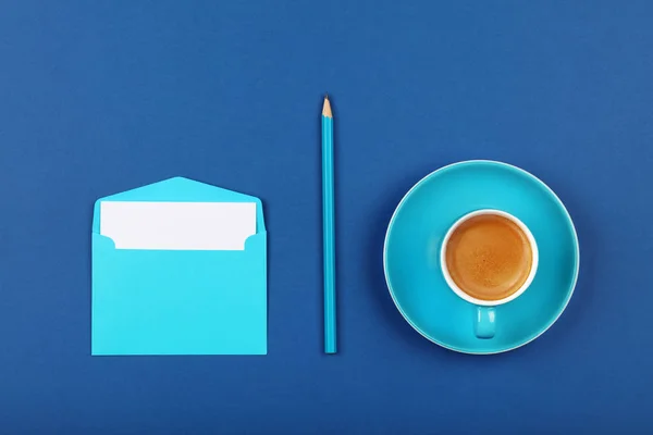 Envelope carta de papel azul e xícara de café — Fotografia de Stock