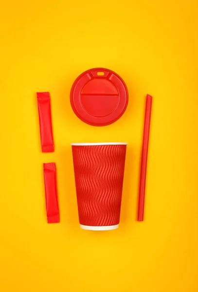 Кофейная чашка из красной бумаги — стоковое фото