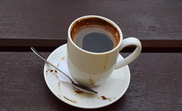 En vit kopp svart kaffe på träbord — Stockfoto