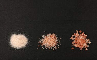 Üç farklı pembe Himalaya tuzu siyah üzerine
