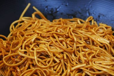 Tavada Asya usulü kızarmış erişteyi yakın.